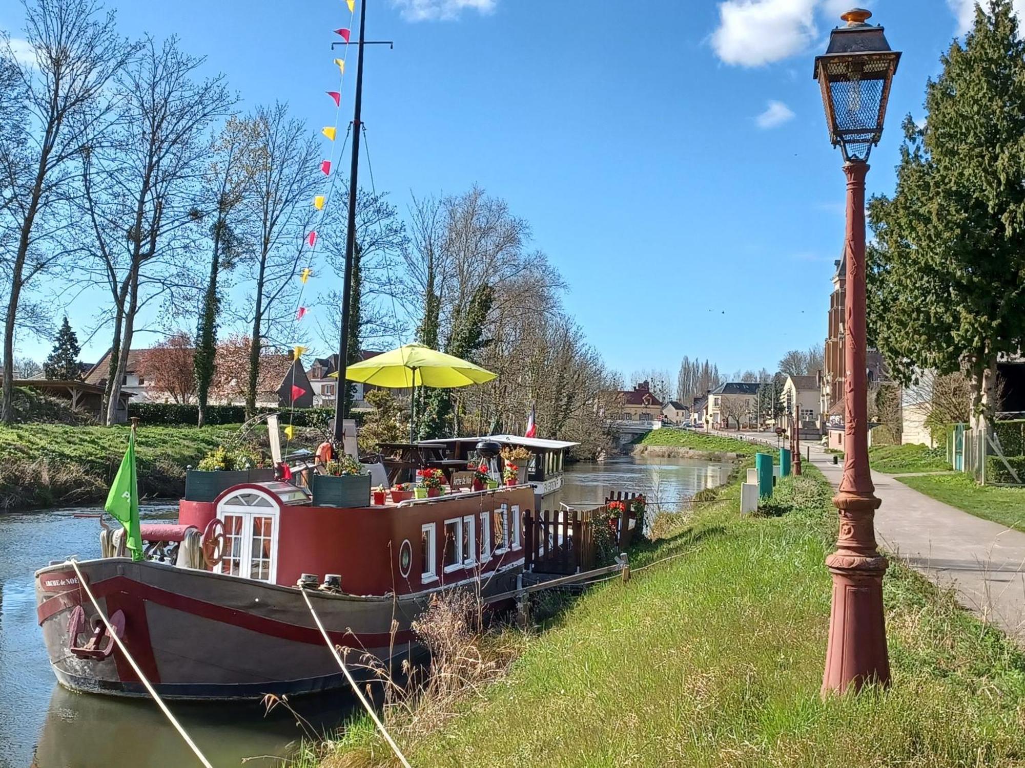 Sur La Somme A Bord De La Peniche Arche De Noe Pont-Rémy Exterior foto